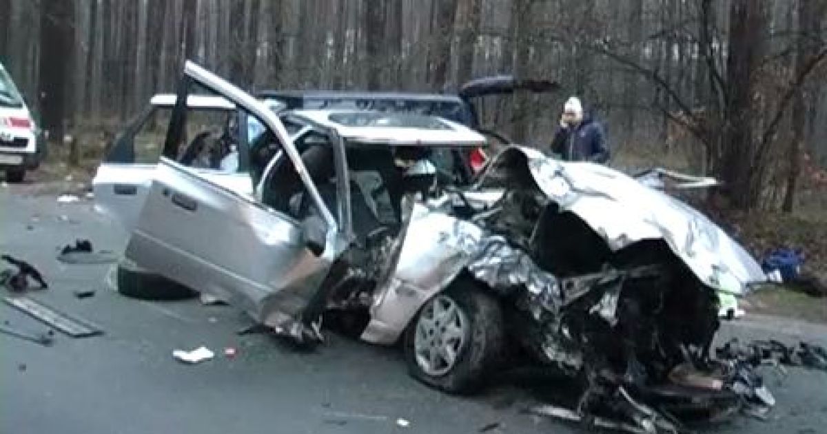 Від сильного зіткнення автомобілі зім&rsquo;яло, як бляшанки