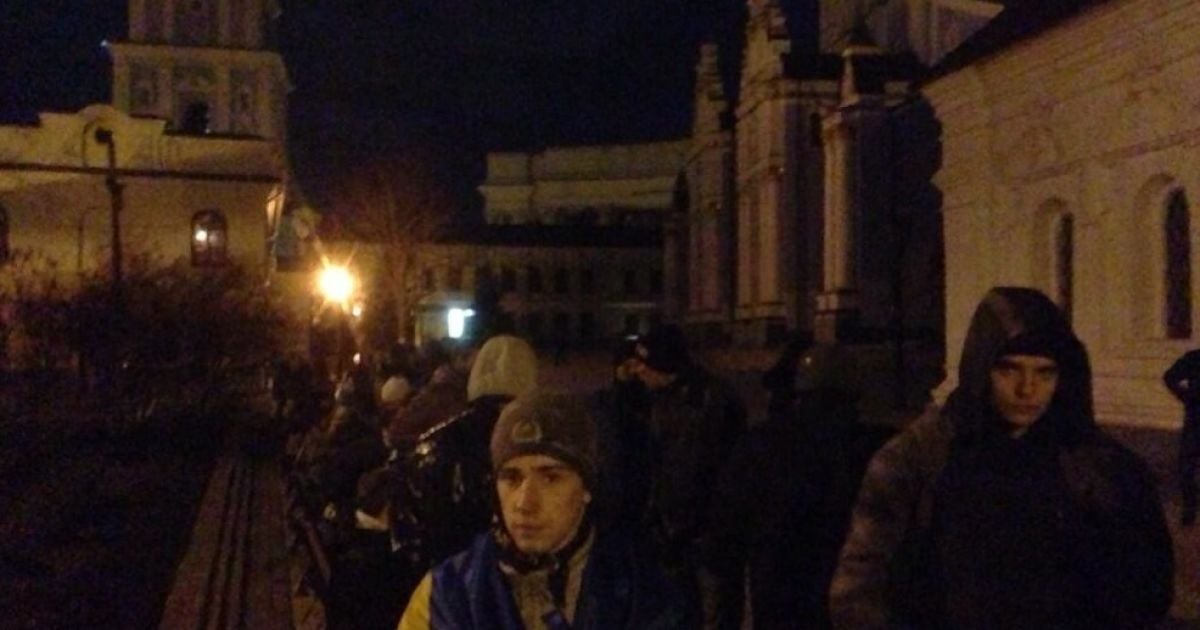 Студенти сховалися біля Михайлівської церкви