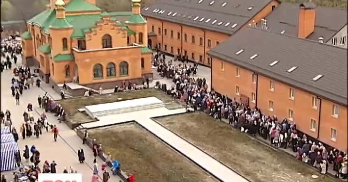 Роковини смерті відомої цілительки зібрали в Києві більше 100 тис. вірян