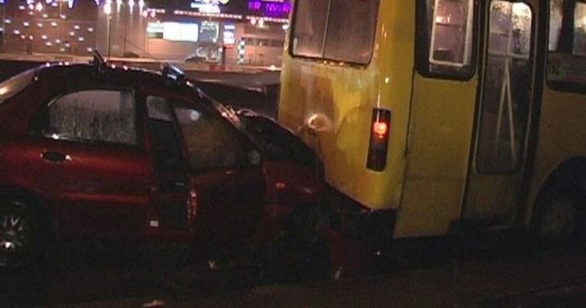 "Деу Ланос" врізався в маршрутку.