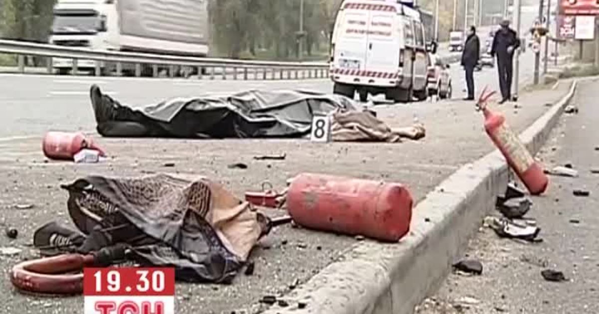 У Києві легковик врізався у стовп та загорівся