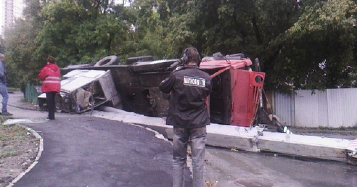 У столиці перекинувся автокран. / © magnolia-tv.com