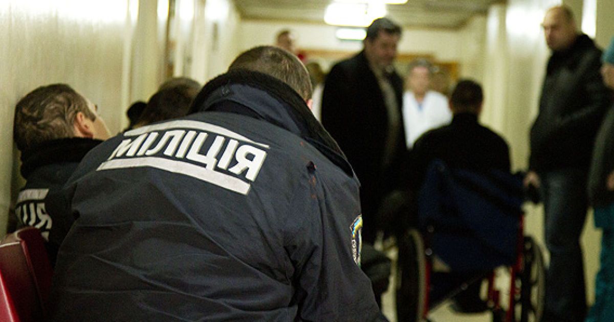 Автозаків біля лікарень цими днями не менше, ніж "швидких"