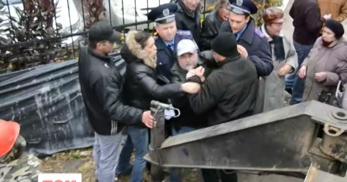 У Києві обурені люди побилися з будівельниками через парк