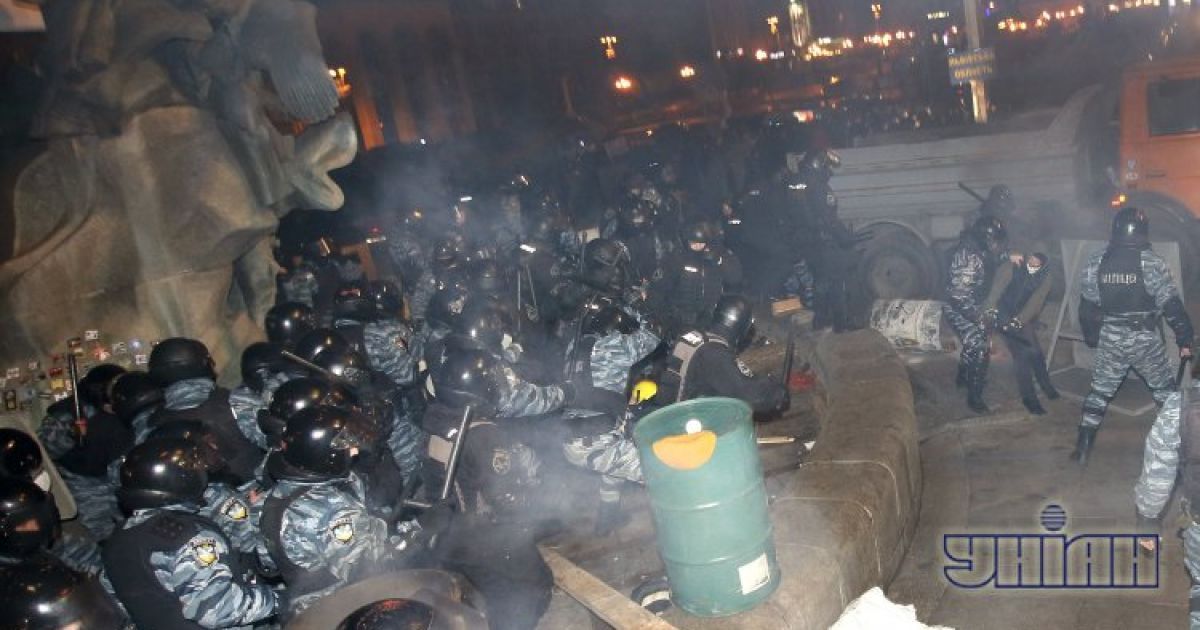 "Беркут" брутально розігнав вночі Євромайдан / © УНІАН