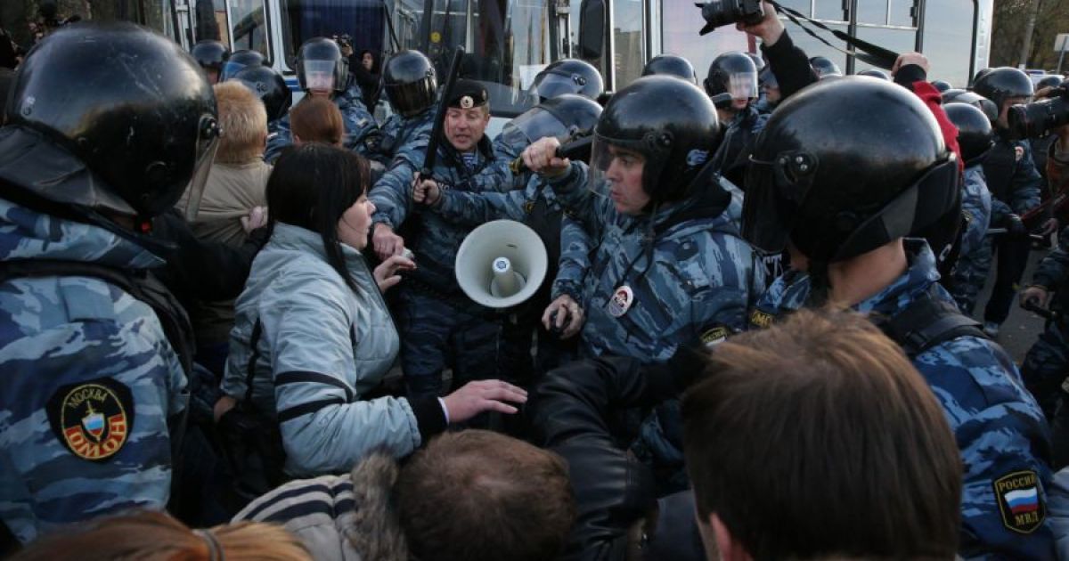 Бирюлево горит. Беспорядки в Бирюлево 2013. Погром в Бирюлево октябрь 2013. Бунт Бирюлево Западное.