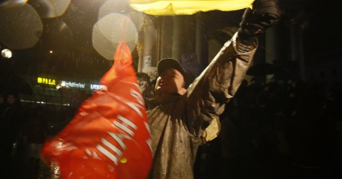 На центральну площу Києва підтягуються ще люди