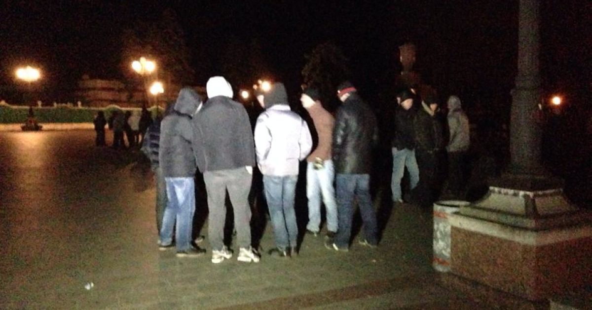 Молодь у Маріїнському парку в ніч проти вівторка, 3 грудня. Фото Григорія Жигалова