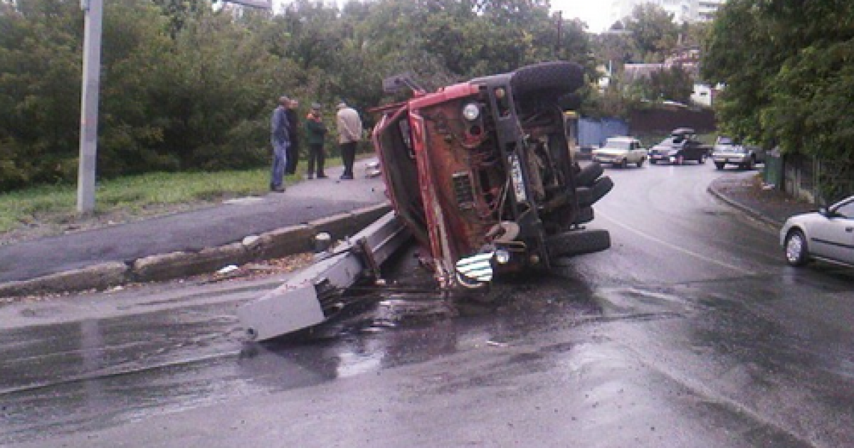 У столиці перекинувся автокран. / © magnolia-tv.com