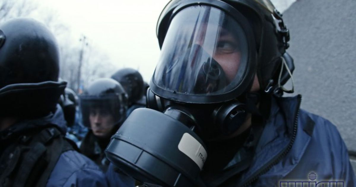 "Беркутом" витіснила мітингувальників з проїжджої частини