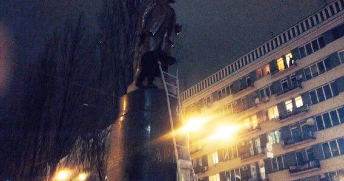 Леніна намагаються повалити