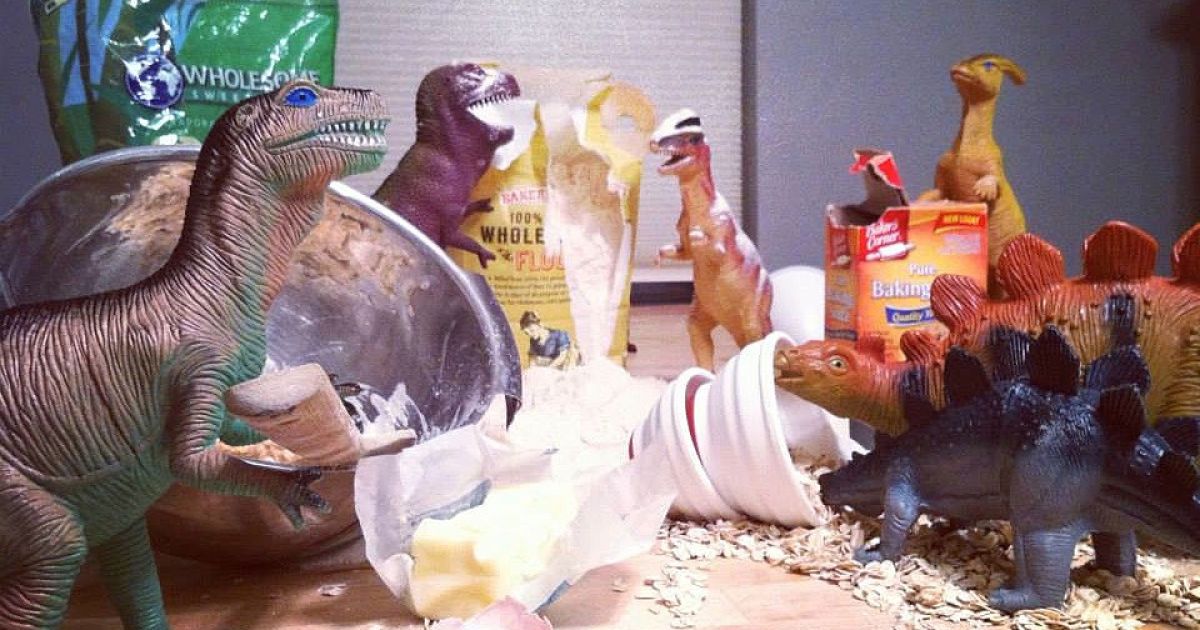 Дівчина "оживляє" динозаврів вночі (Фото facebook.com/dinovember)