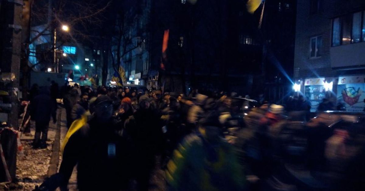 Під Шевченківським райсудом досі триває протистояння
