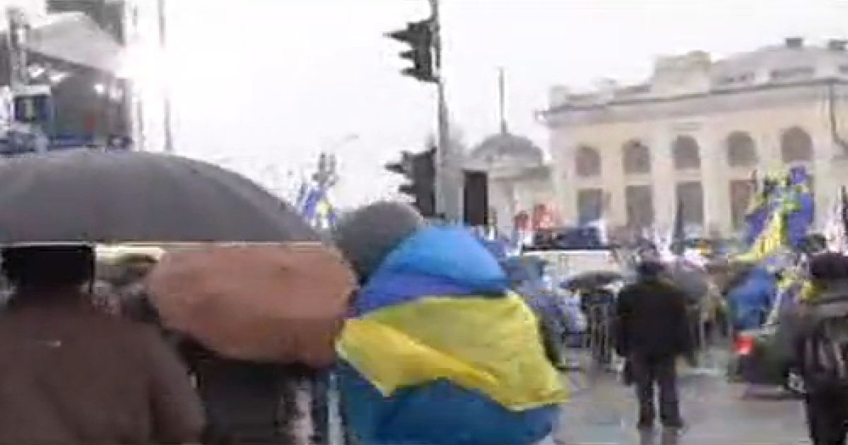 На Євромайдані активісти почали прибирання