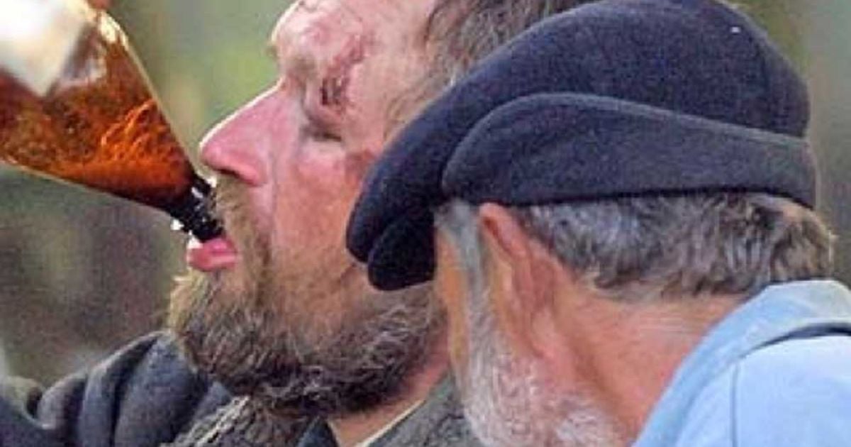 Иллюстрация. Рядом с мужчиной лежали еще пять пустых бутылок из-под спиртного