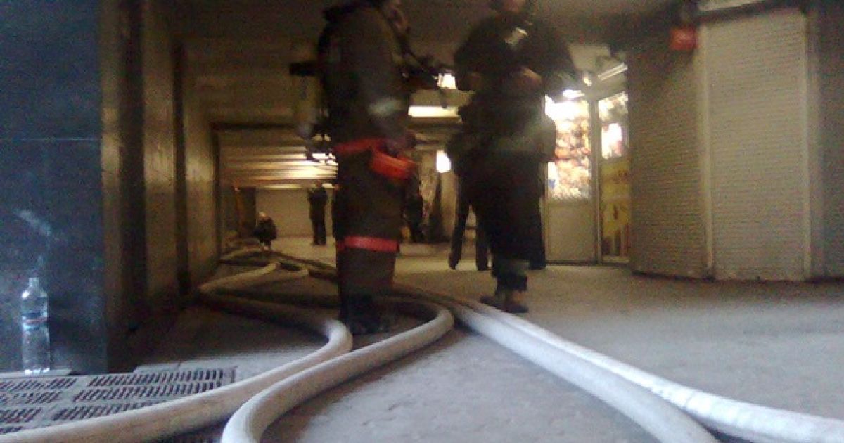 В Києві через пожежу в кіоску задимилась станція метро