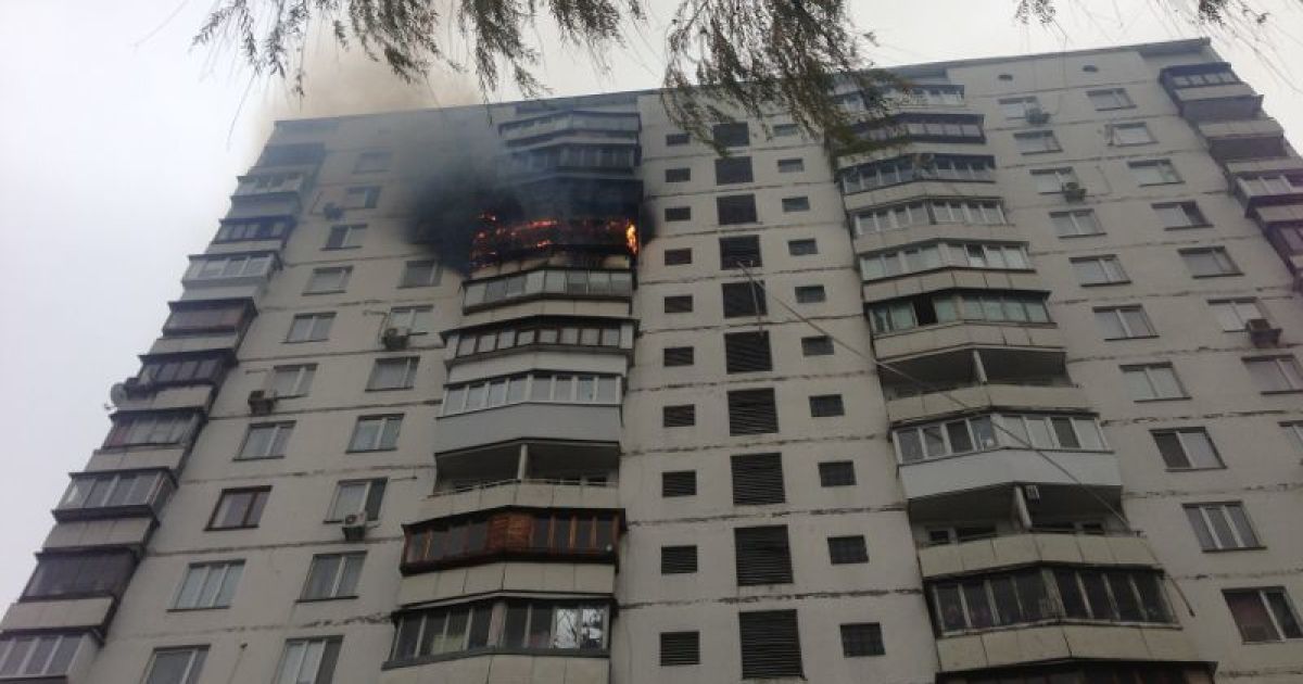 Біля Солом&#039;янської площі горить багатоповерхівка