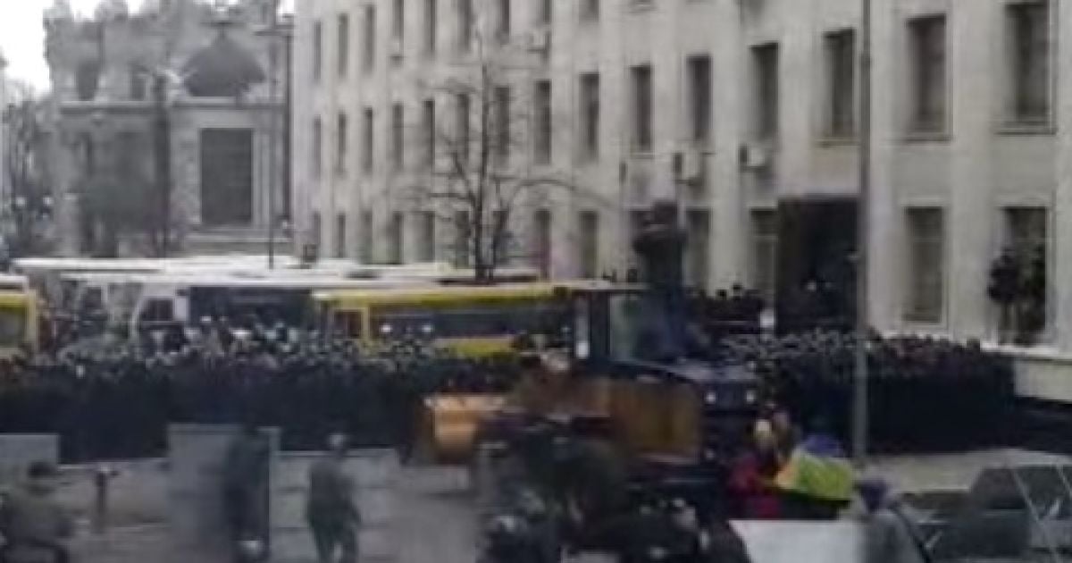 Штурмовика Адміністрації президента поранили гранатою