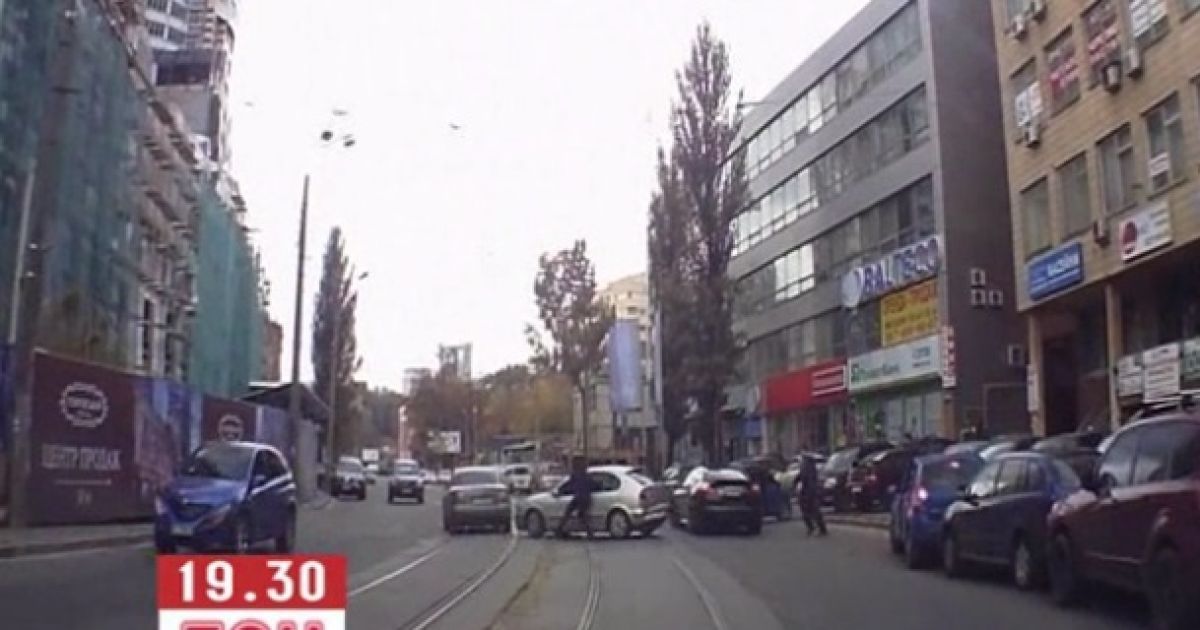 У центрі Києва водії влаштували стрілянину