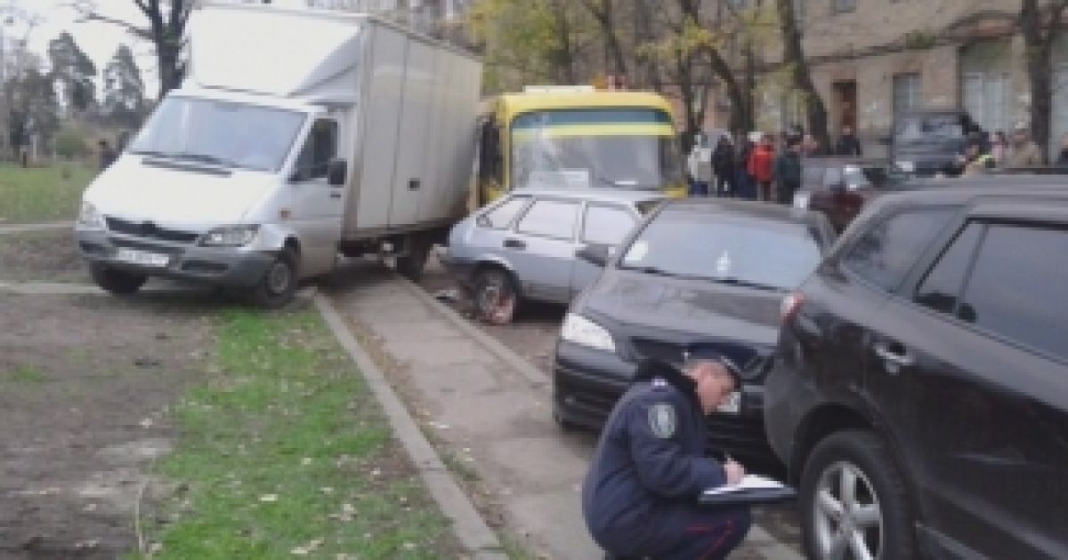 Водій маршрутки протаранив чотири автомобілі і розчавив чоловіка