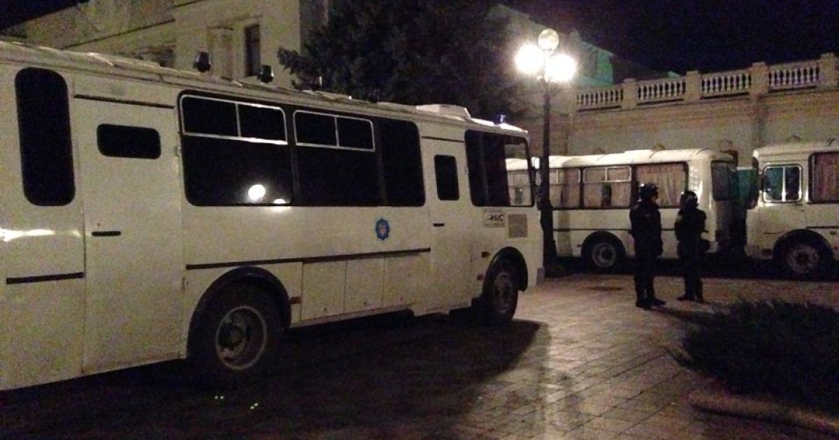 Поблизу ГПУ беркутівці маскуються під туристів. Ілюстрація