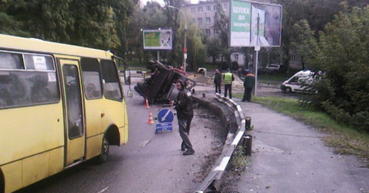 У столиці перекинувся автокран. / © magnolia-tv.com