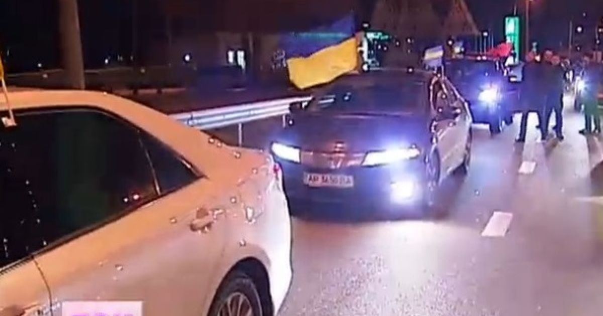 На вулицях Києва можна побачити мітингувальників з прапорами