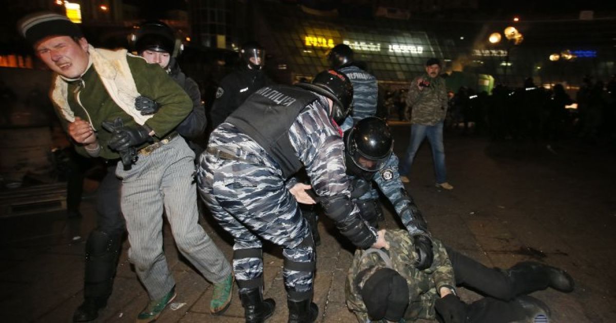 "Беркут" брутально розігнав вночі Євромайдан / © УНІАН