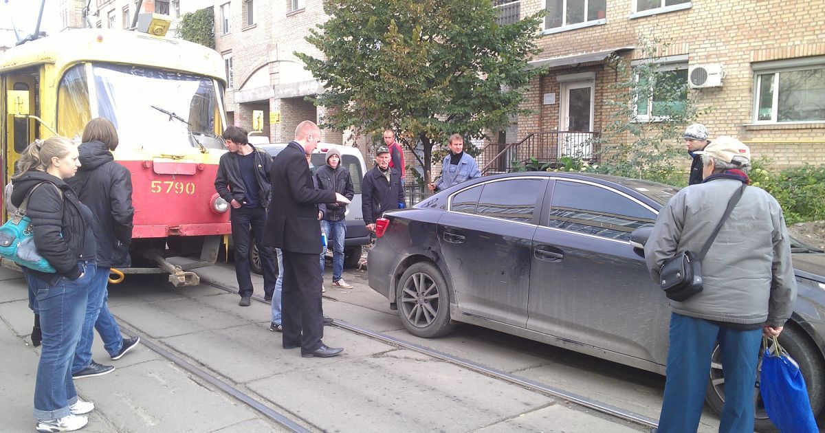 Припарковане авто влаштувало затор