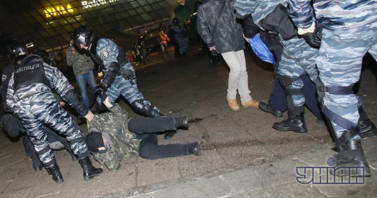 "Беркут" брутально розігнав вночі Євромайдан / © УНІАН