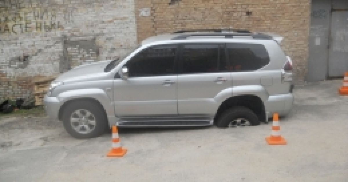 Land Cruiser "пішов" під асфальт.