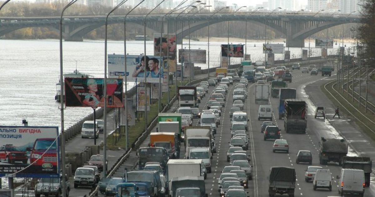 Дівчина дивом вижила після падіння з 15-метрової висоти