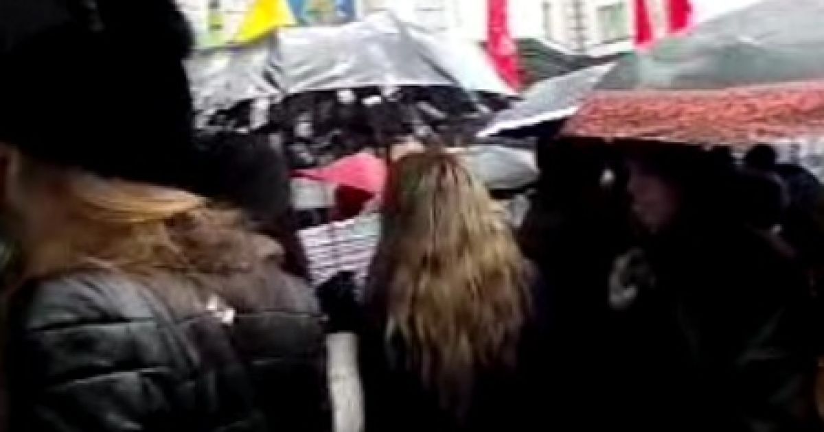Чиновники насміхаються з учасників Майдану