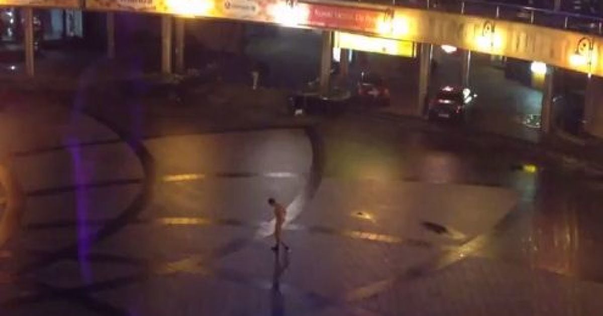 Чоловік влаштував "стриптиз" у дворі розважального закладу.