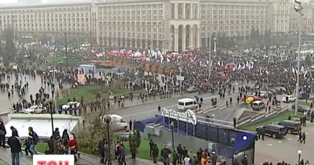 На мітинг на європейській площі люди стікалися з усіх куточків Києва