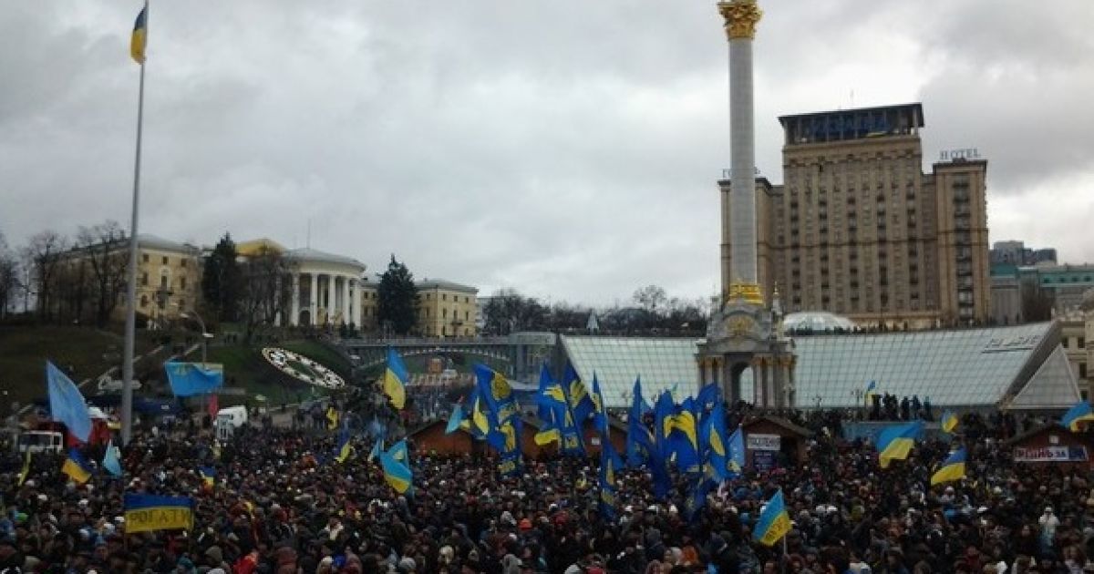 Люди йдуть на Майдан