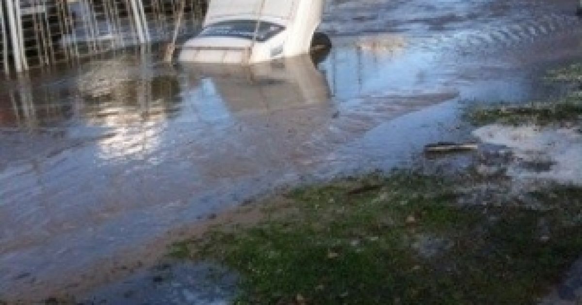 У Києві затопило вулицю та тонуть машини