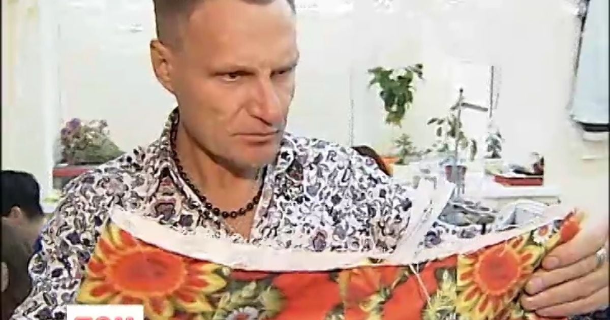 Скрипка шиє вироби з дорогих тканин