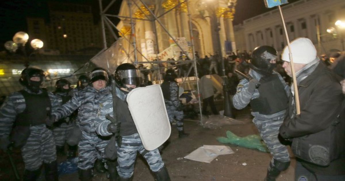 "Беркут" брутально розігнав вночі Євромайдан / © УНІАН