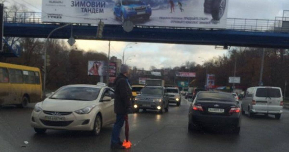 Доброволець регулював дорогу в Києві.