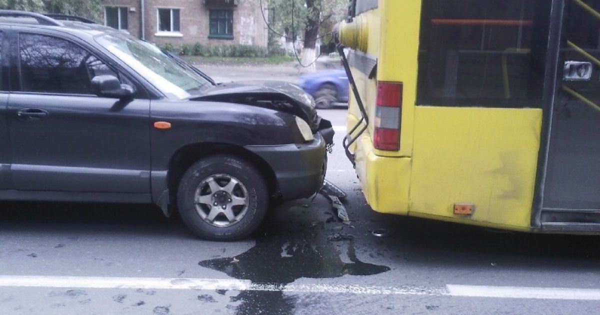 У Києві позашляховик протаранив тролейбус