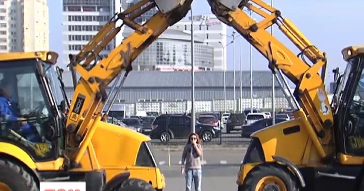 У Києві трактори злилися у запальному "танці"