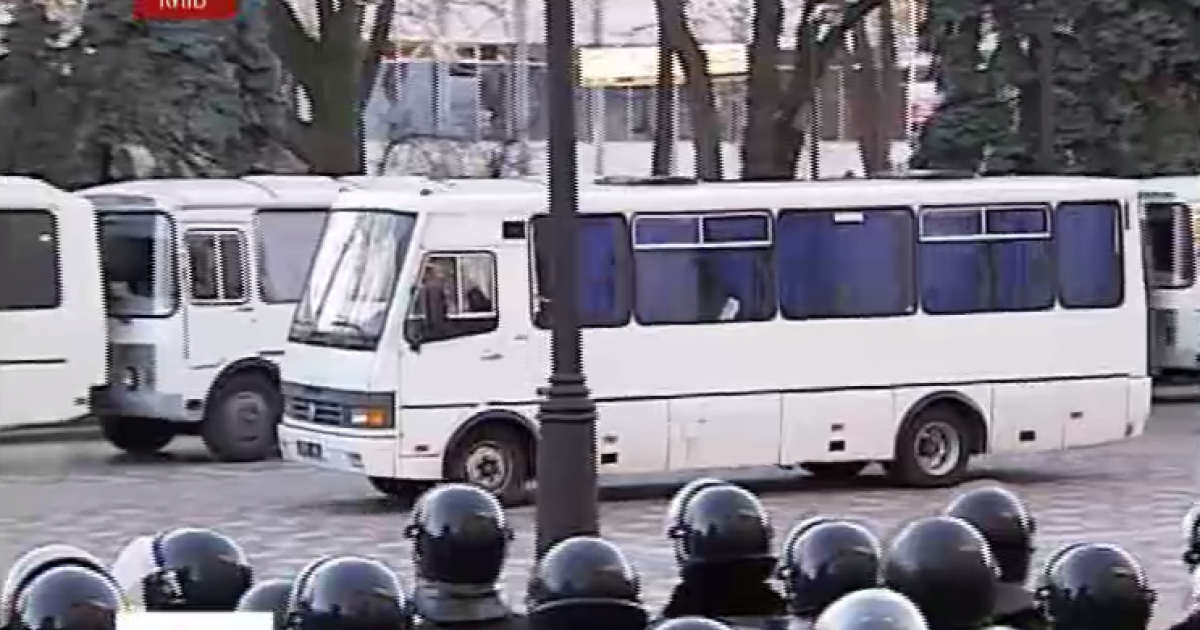 Автобуси з "Беркутом" заблокували у Василькові. Ілюстрація