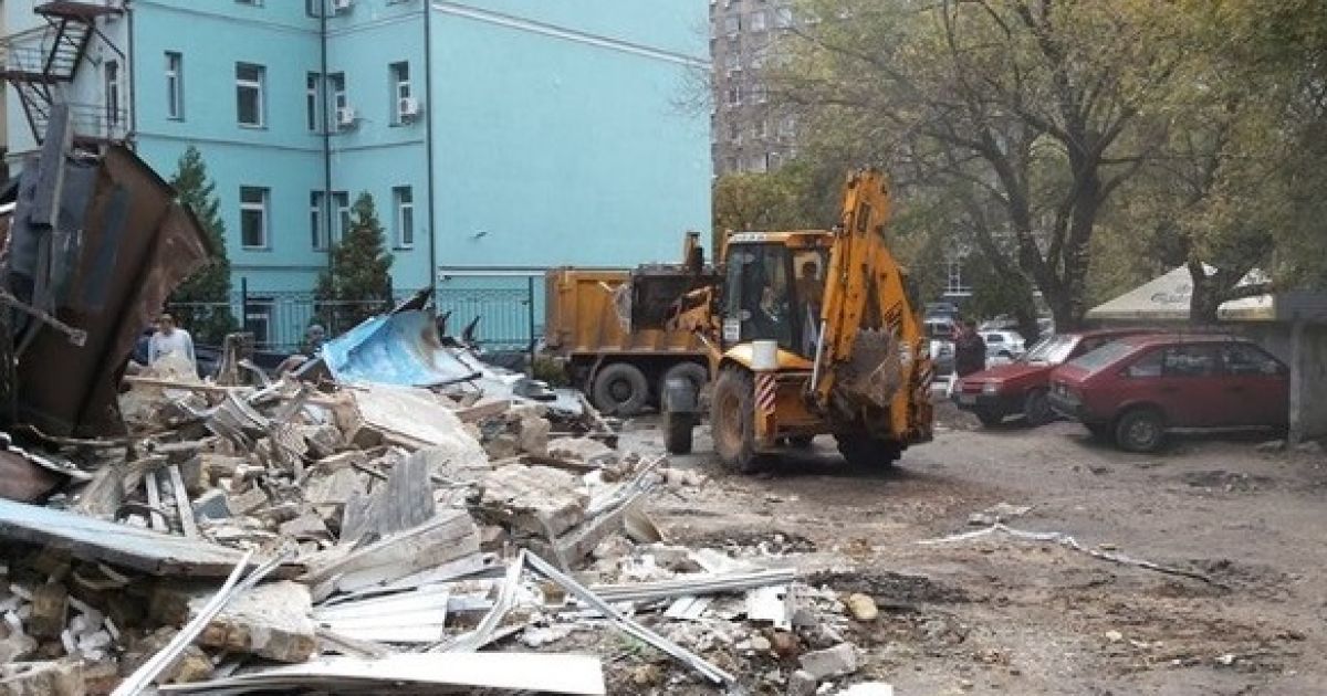 На Жилянській зносять будинок