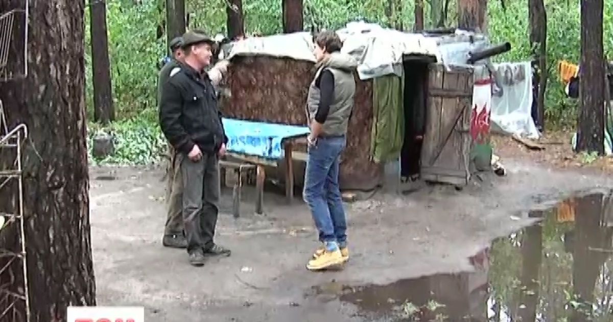 Люди живуть у халабудах та землянках