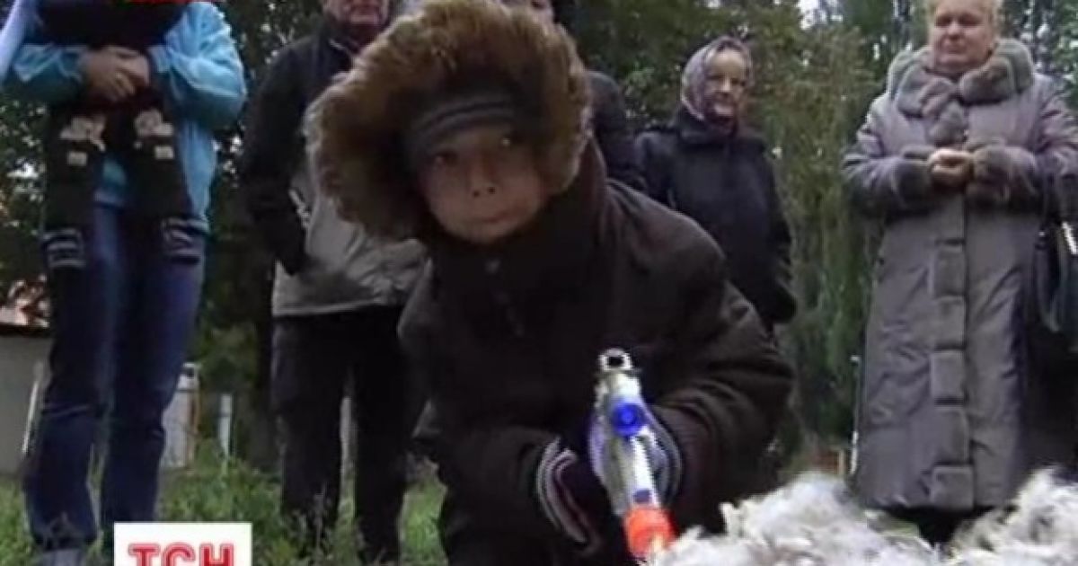 Діти граються на смітнику