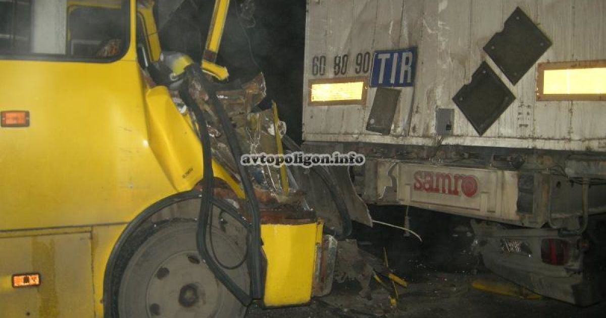 Водій через туман не помітив вантажівку