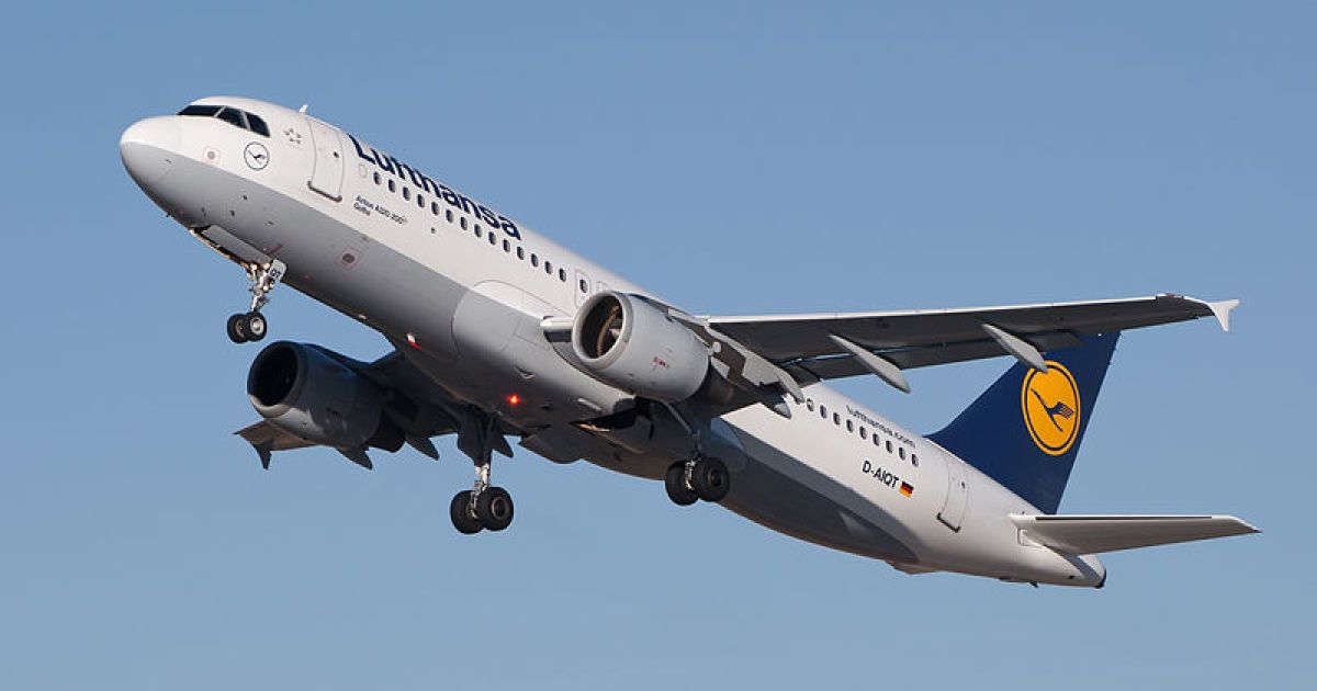 Літак летів із Мадрида