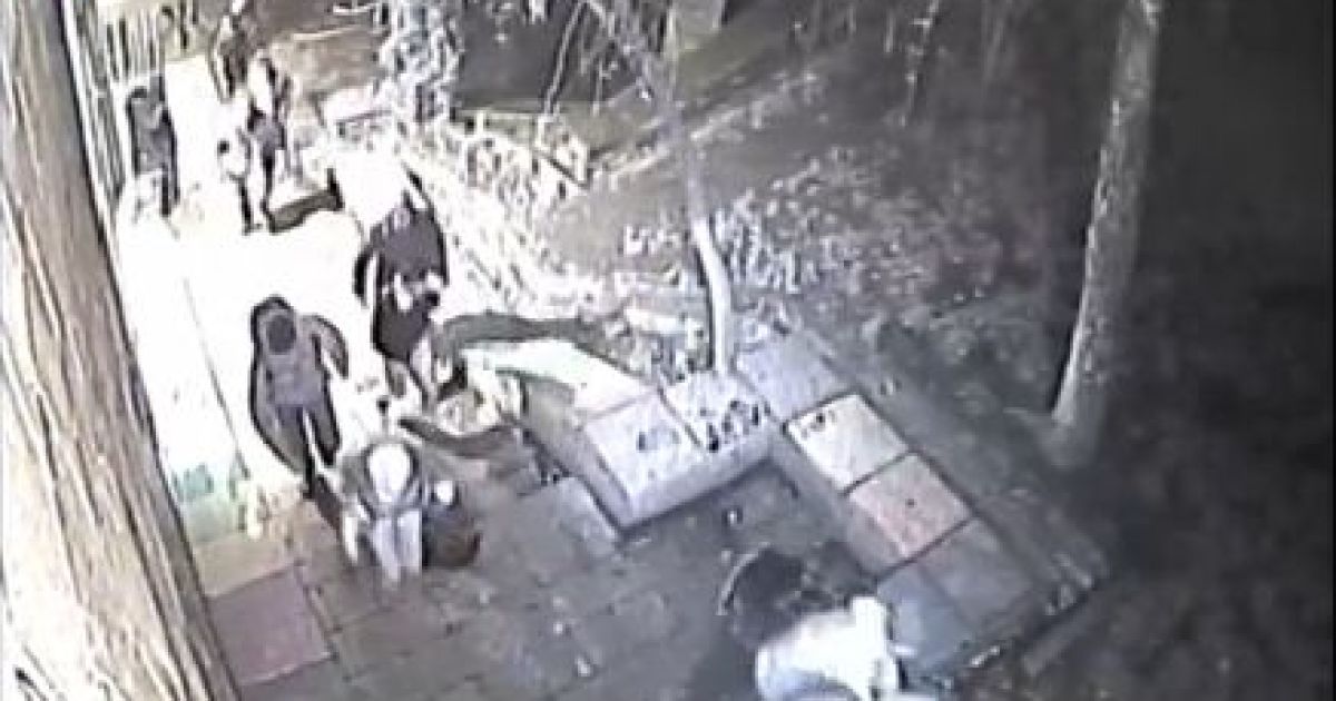 За активістами гналися до метро "Хрещатик" і били кийками.