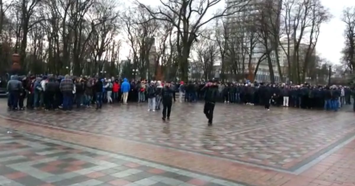 На журналістів напали чоловіки спортивної статури.